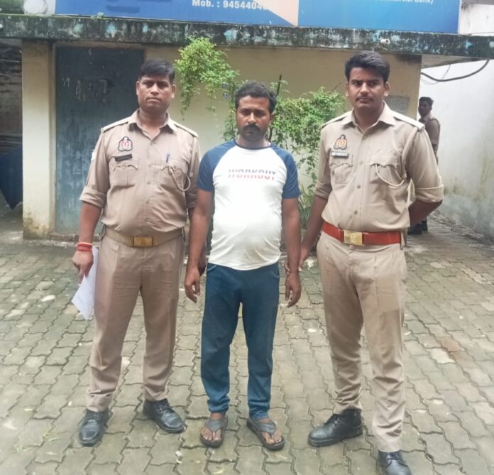 आरोपित को न्यायालय ले जाती लालगंज पुलिस।
