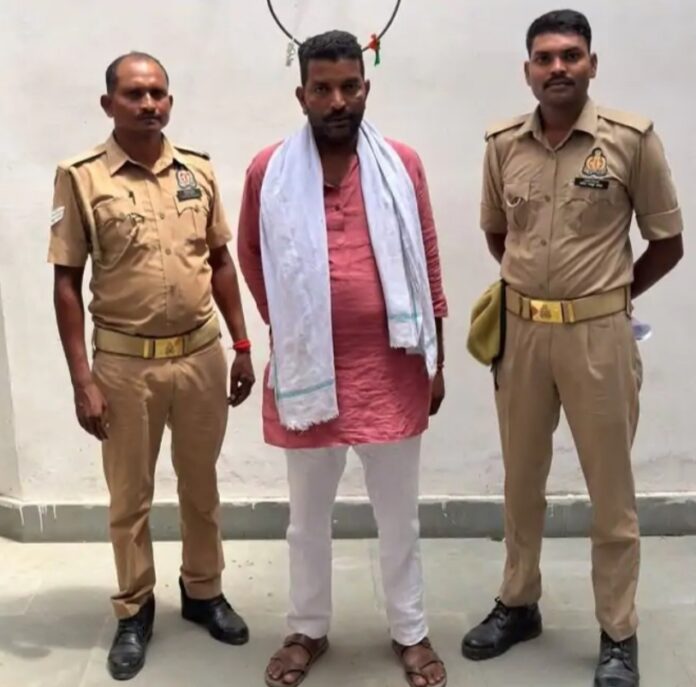 आरोपित को न्यायालय ले जाती पुलिस।