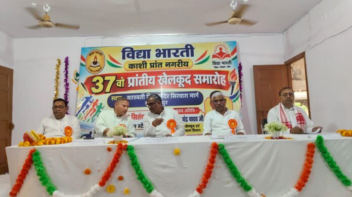 मंच से संबोधित करते मुख्य अतिथि गिरीश चंद्र