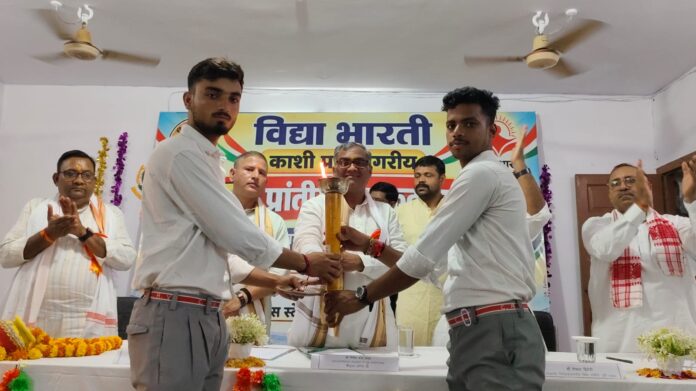 पुरस्कार प्राप्त करते खिलाडी