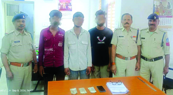 Theft committed on board express trains; three accused arrested from Bairchha station.