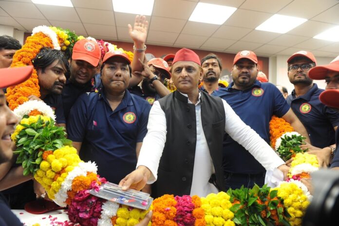 समाजवादी पार्टी के अध्यक्ष अखिलेश यादव सपा छात्र सभा की यूनिफॉर्म लॉन्च करते हुए कार्यकर्ताओं के साथ