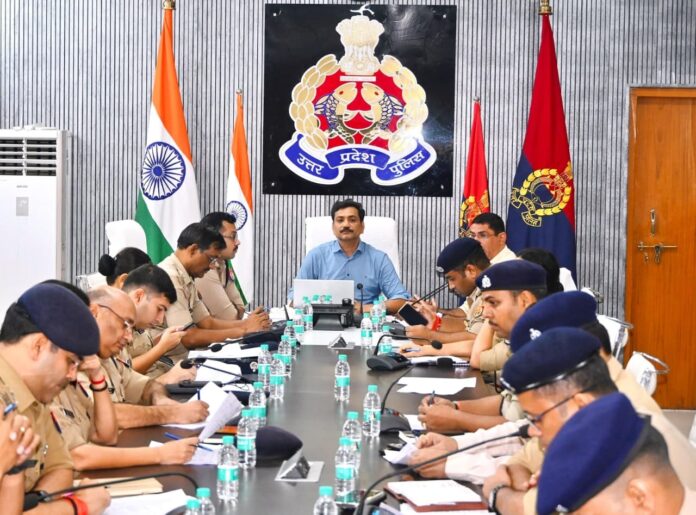 अफसरों को ब्रीफ करते पुलिस कमिश्नर
