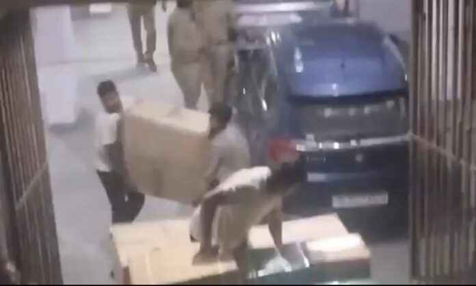 अवैध पटाखा बरामद करती हुई पुलिस