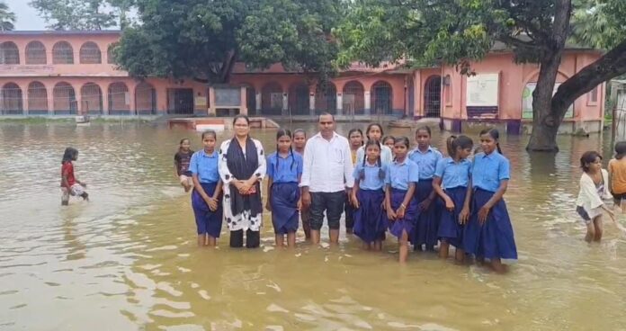 पानी में खड़े बच्चे