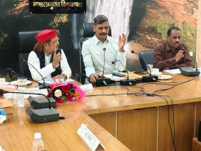 मंडलायुक्त सभागार में आयोजित समीक्षा बैठक में कार्यदायी संस्थाओं को निर्देश देते मंडलायुक्त राजेश प्रकाश