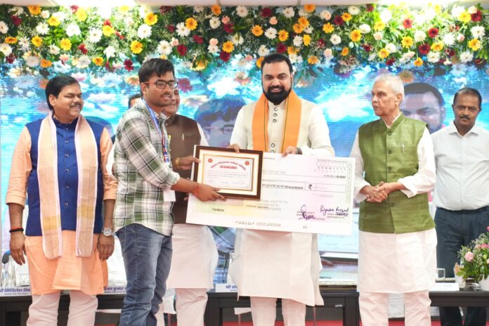 मुख्यमंत्री विद्यार्थी को सम्मानित करते हुए