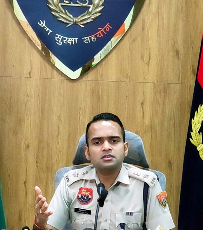 पत्रकारों से बातचीत करते पुलिस अधीक्षक सिद्धांत जैन।