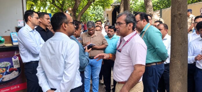 निगमायुक्त संजीव खिरवार क्षेत्र का निरीक्षण करते हुए।