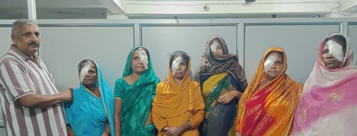 ऑपरेशन कराने वालों के साथ सुनील आनंद