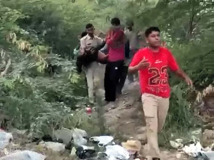 छात्रा को खाई से निकालकर अस्पताल ले जाते होमगार्ड जवान व अन्य।