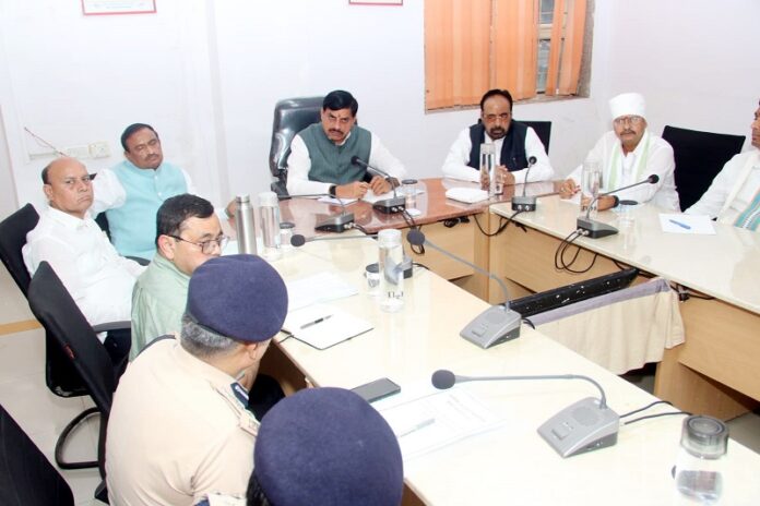 सागर में जहरीली शराब मामले में अधिकारियों की बैठक में निर्देश देते हुए मुख्यमंत्री