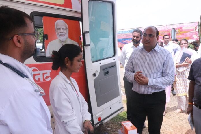 हेल्थ स्क्रीनिंग कैंप का निरीक्षण