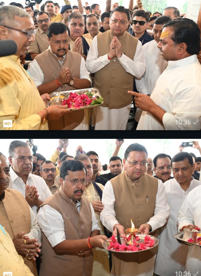 भाजपा के राष्ट्रीय अध्यक्ष नितिन नवीन मंदिर में मुख्यमंत्री धामी के साथ पूजा करते।