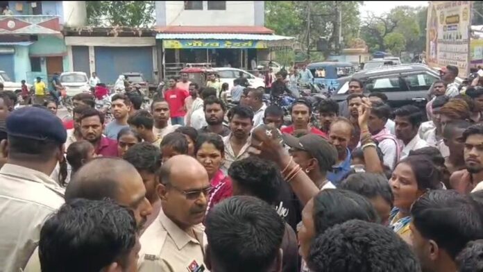 चांपा थाने में युवक की मौत, शराब मामले में हिरासत में लिए जाने की जानकारी; पुलिस पर मारपीट के आरोप