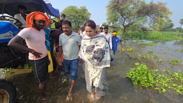 लोगों को मदद पहुंचातीं अंचलाधिकारी