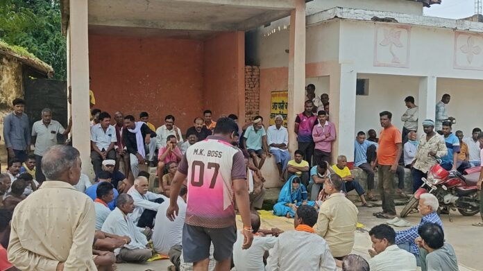 नवागांव में शव के अंतिम संस्कार के अवसर पर ग्रामीणों की भीड़।