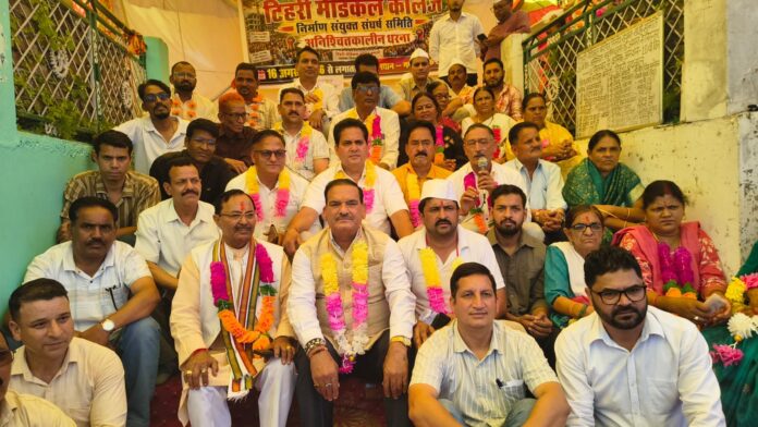 फोटो-10एनटीएच02 नई टिहरी के बौराड़ी में मेडिकल कॉलेज निर्माण को धरना देते जनप्रतिनिधि।