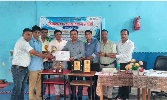 फोटो-10एनटीएच01 लंबगांव इंटर कॉलेज में विज्ञान संगोष्ठी के विजेता को सम्मानित करते बीईओ।