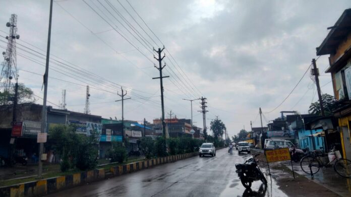 बारिस के बाद सडक