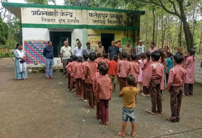बच्चों को सावधानी बरतने की जानकारी देते हुए रेंजर