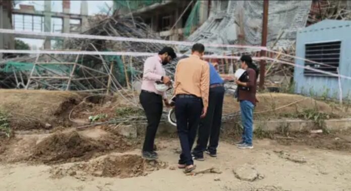 गांधीनगर के कुडासन स्थित निर्माणाधीन ‘बोस्की द एम्पायर’ में जांच करते अधिकारी