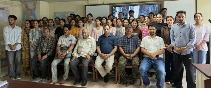 कार्यशाला के प्रतिभ्ागियाें के साथ