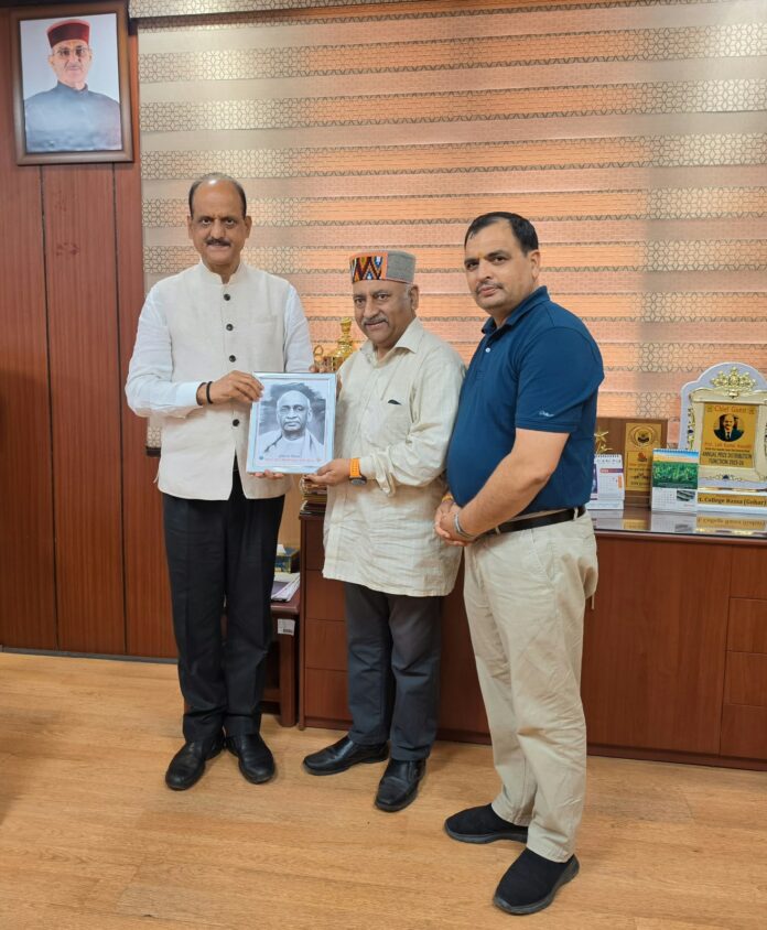 पदमश्री विजय शर्मा को स्मृति चिन्ह भेंट करते हुए कुलपति।