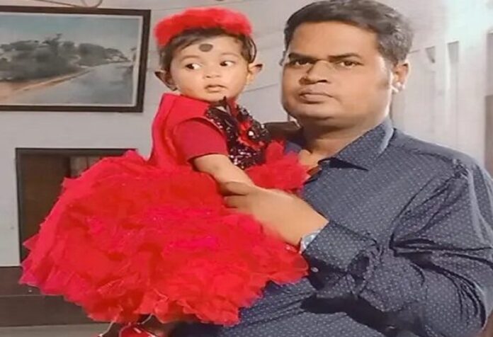मृतक सुब्रतो सिन्हा, बेटी श्रेया कृष्णा सिन्हा की फाइल फोटो और ग्रामीणों द्वारा सड़क जाम किया गया