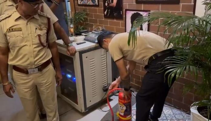 अग्नि सुरक्षा उपकरणों की जांच करते दमकल अधिकारी