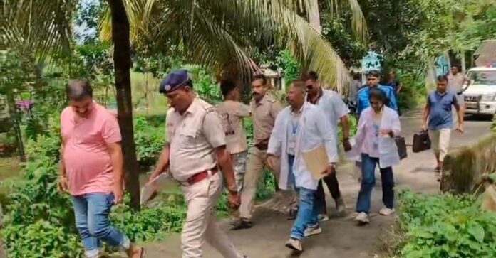 जांचकर्ता गांव पहुंचते हुए जांच टीम के साथ