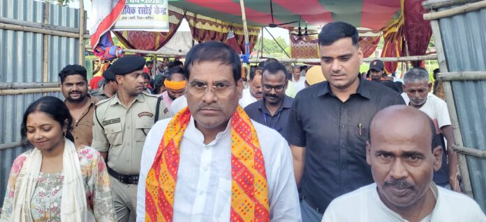निरिक्षण करते हुए मंत्री