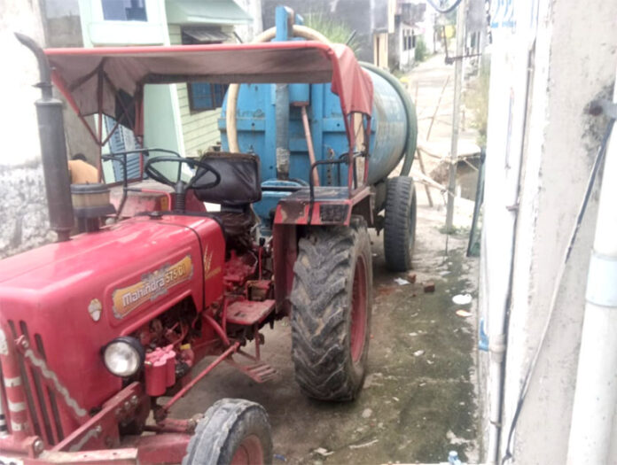 जल िनकासी करते हुए