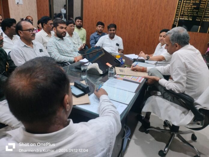 अधिकारियों के साथ बैठक करते उपायुक्त मुख्यालय लखनऊ अजीत सिंह।