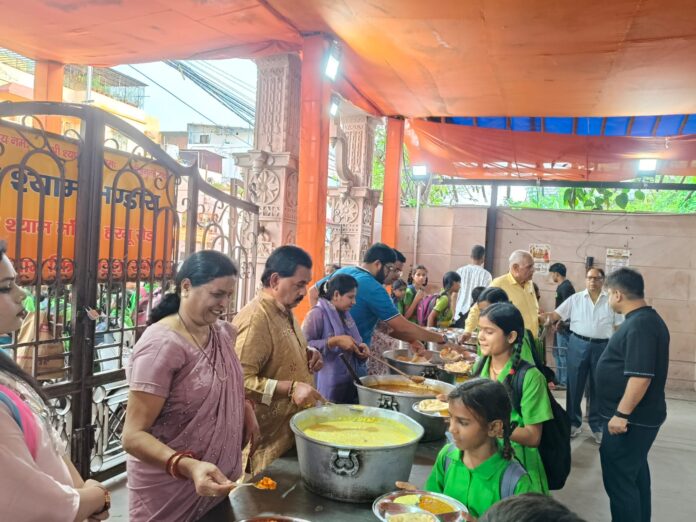 प्रसाद ग्रहण करते श्रद्धालु