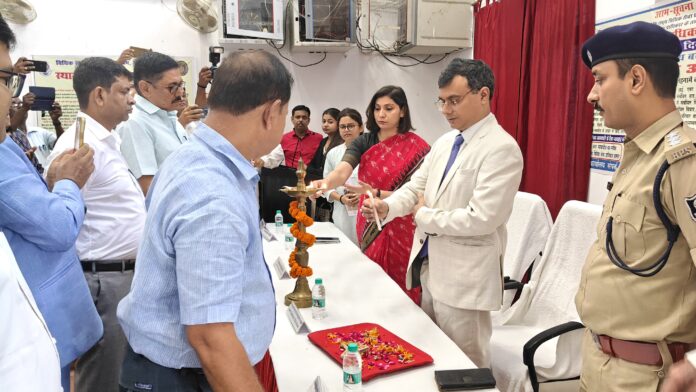 उदघाटन करते जिला जज एवम अन्य