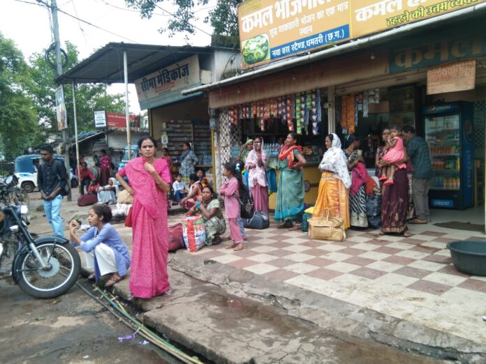धमतरी के नया बस स्टैंड में तीजा जाने वाली महिलाओं की लगी भीड़।