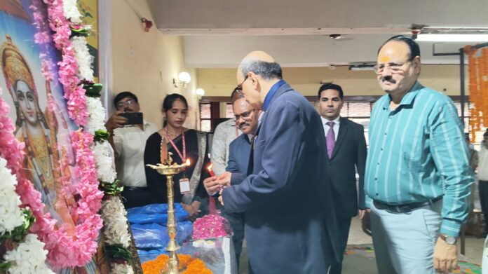 वाराणसी में राष्ट्रीय लोक अदालत में जनपद न्यायाधीश संजीव शुक्ला
