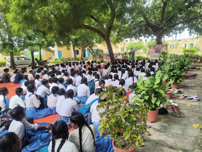 स्वावलंबी भारत अभियान के प्रोत्साहन सम्मेलन में शामिल छात्र