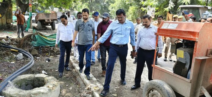 निरीक्षण के दौरान मंडलायुक्त व अन्य