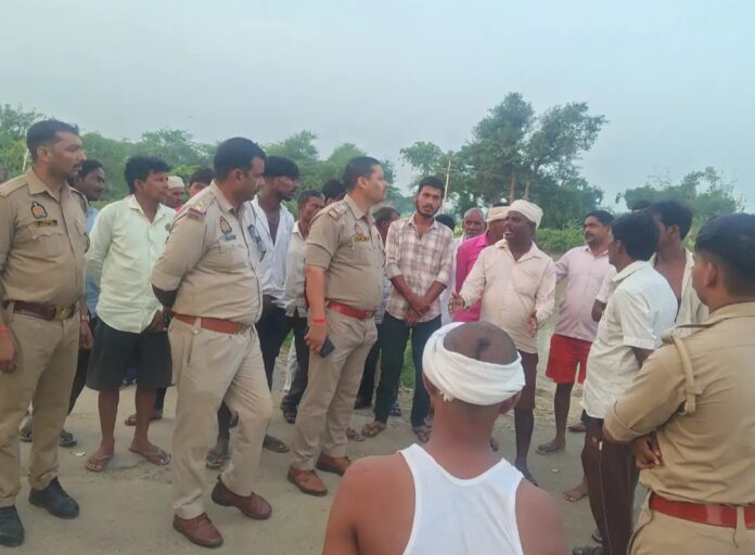 फोटो। शव को पोस्टमार्टम हाउस भेजती पुलिस