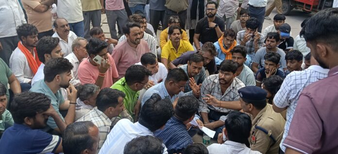 अलवर. अस्पताल परिसर में मौजूद भीड़.