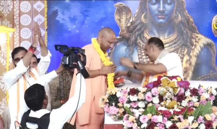 मुख्यमंत्री का सम्मान करते पंडित प्रदीप मिश्रा