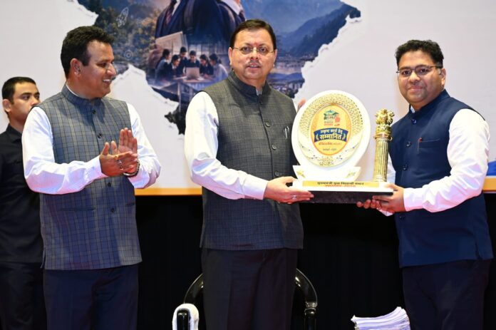 फोटो-13एनटीएच06 गढ़वाल विवि के टिहरी स्थित चौरास परिसर में रूद्रप्रयाग के डीएम को सम्मानित करते सीएम पुष्कर सिंह धामी।