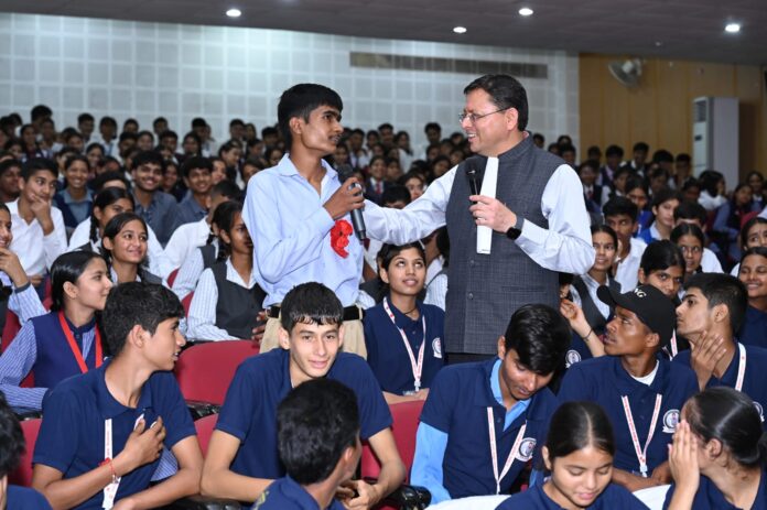 फोटो-13एनटीएच04-05 गढ़वाल विवि के टिहरी स्थित चौरास परिसर में विद्यार्थियों के साथ मंथन करते सीएम पुष्कर सिंह धामी।