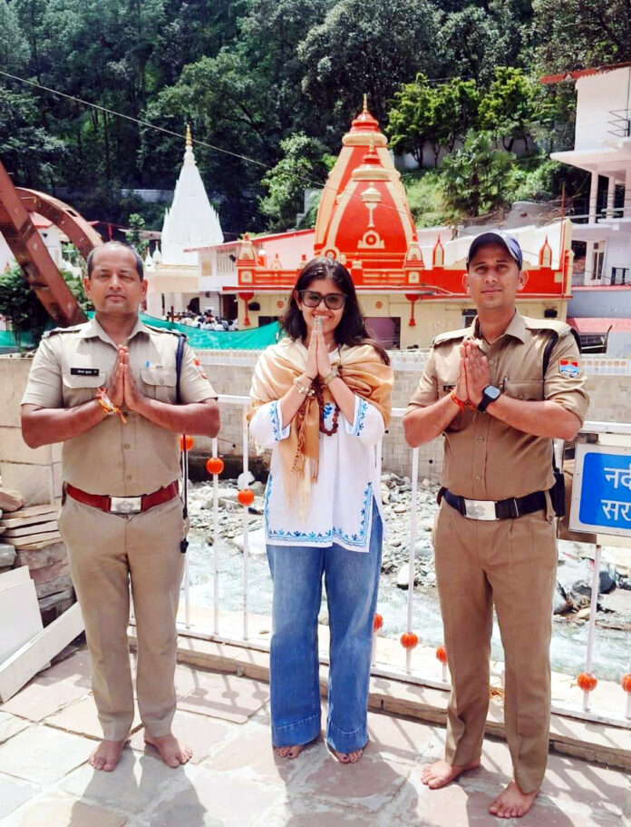 कैंची धाम में बाबा नीब करौरी के दर्शन करने के अवसर पर अनुप्रिया नागर।