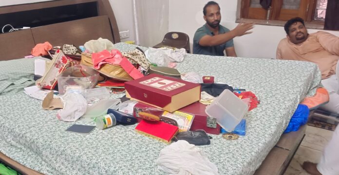 बिखरा पड़ा सामान।