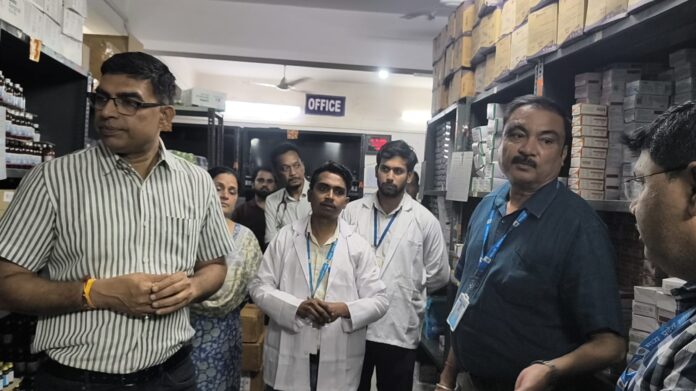 जिला चिकित्सालय में दवा का स्टाक देखते कलेक्टर