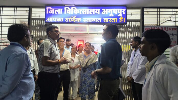 जिला चिकित्सालय का औचक निरीक्षण करते कलेक्टर