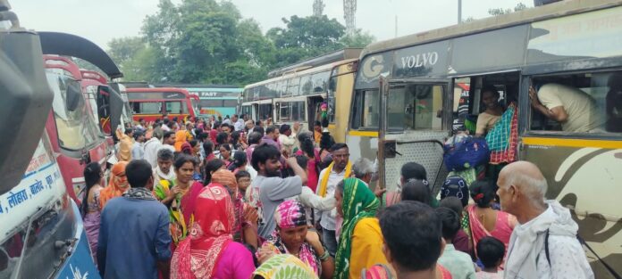 नया बस स्टैंड में तीजहारिनों व अन्य यात्रियों की लगी रही भीड़।